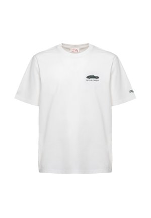 T-shirt bianca a maniche corte con piccola auto vintage verde e scritta "PUNTO alla CARRERA" sul petto sinistro e logo nero sulla manica destra.