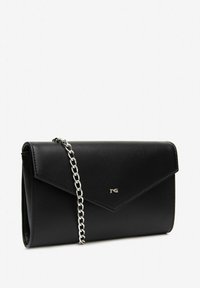Sort læder clutch taske med kuvert-design, udstyret med en sølvfarvet kædetræs og et lille metallisk logo foran.