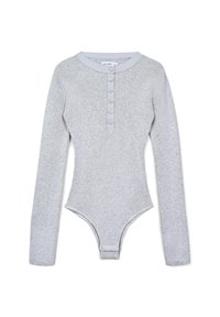 Graues, geripptes Langarm-Bodysuit mit rundem Halsausschnitt, einer Knopfleiste an der Brust und einem engen unteren Bereich.