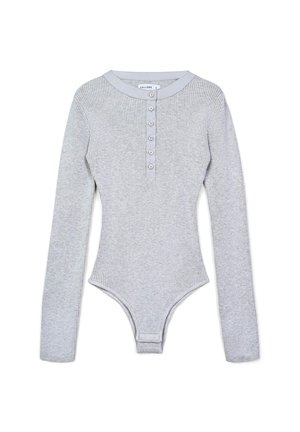 Body in grigio a coste con maniche lunghe, scollatura tonda a girocollo, una patta con bottoni sul petto e una parte inferiore aderente.