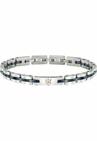 Bracciale in acciaio inossidabile argentato con dettagli blu, caratterizzato da anelli intrecciati e una placca centrale con logo scolpita con un emblema a forma di tridente.
