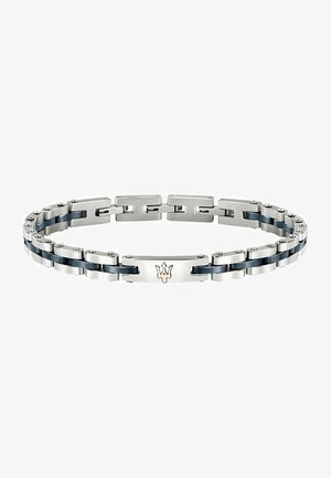 Bracelet en acier inoxydable argenté avec des accents bleus, comportant des maillons entrelacés et une plaque logo centrale embossée avec un emblème de trident.