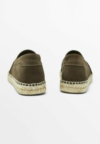 Bruna mocka espadrillos med en vävd jutesula och detalj bak på hälen. Slät textur, slip-on design och minimala sömsmycken.