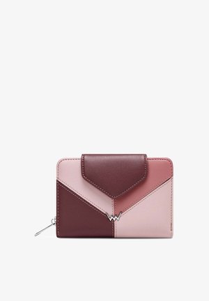 Peněženka vyrobená z kůže v odstínech burgundy a růžové, s geometrickým designem a trojúhelníkovým klopou, doplněná stříbrnými detaily.