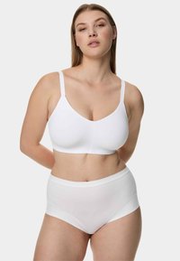 Hvid sømløs bh med justerbare stropper, med V-hals design og blødt, glat stof. Hvidt trusse med høj talje og klassisk snit.