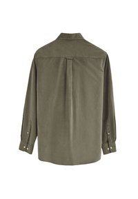 Camicia verde oliva con maniche lunghe, polsini con bottoni, dettaglio di piega sul retro e colletto classico. Tessuto morbido, vestibilità regolare, orlo dritto.