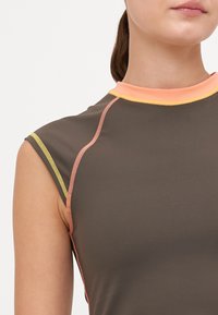 Brauner Sporttop mit enganliegendem Design. Verfügt über kontrastierende neonorange und gelbe Nähte entlang der Schultern und des Halsausschnitts.
