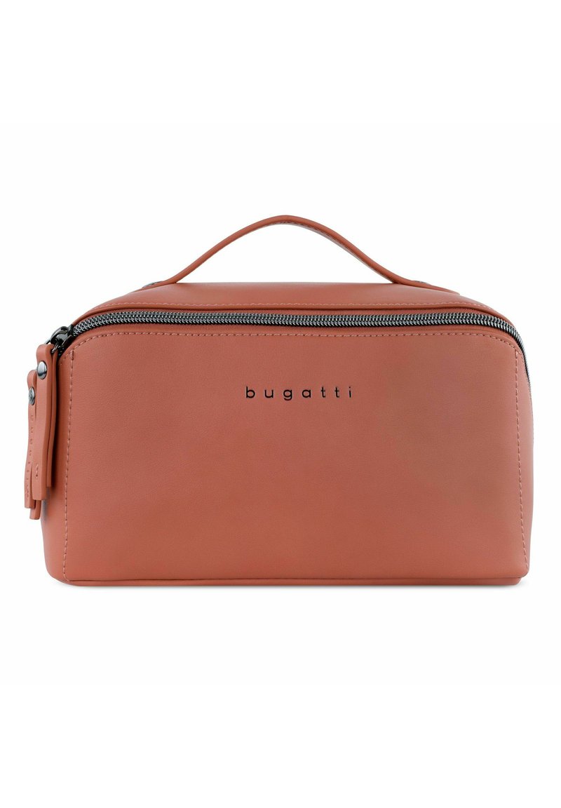 Braune Leder-Kulturtasche mit einem oberen Griff, Reißverschluss und geprägtem Logo, ausgestattet mit glatter Fläche und rechteckiger Form.