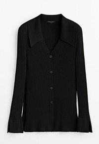 Chemise noire côtelée à manches longues avec boutons, col large et poignets évasés, présentée sur fond blanc.