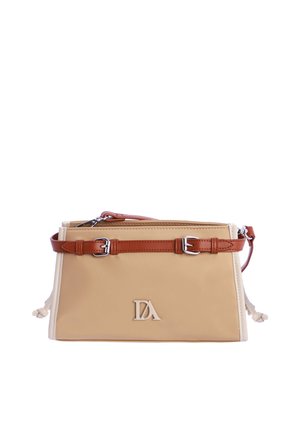Bolso rectangular beige con correa marrón de doble hebilla y logo metálico "DA" en la parte delantera, sobre fondo blanco.