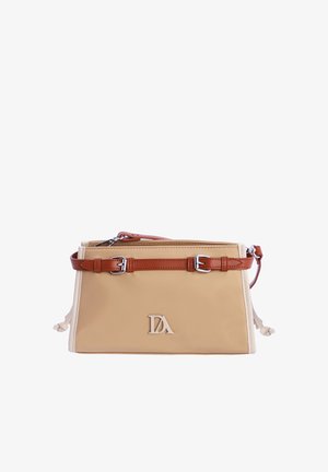 Bolso rectangular beige con correa marrón de doble hebilla y logo metálico "DA" en la parte delantera, sobre fondo blanco.