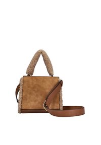 Tansuede handtas met fluffy beige accenten, rechthoekige vorm, korte fuzzy handvatten en een afneembare schouderband. Glad textuur.