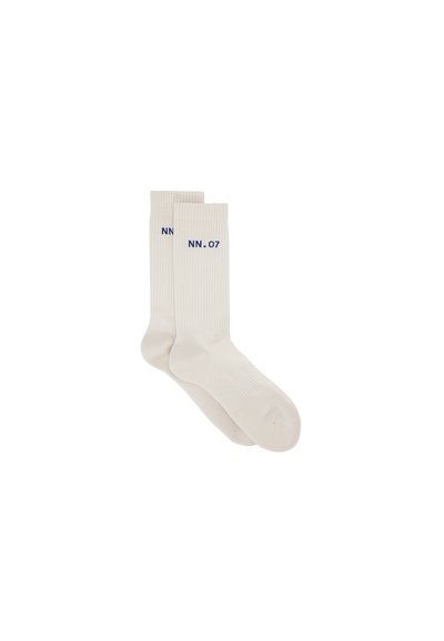 Calzini a coste beige con dettaglio testuale blu "NN. 07" sul lato. Realizzati in tessuto morbido, progettati per comfort e vestibilità.