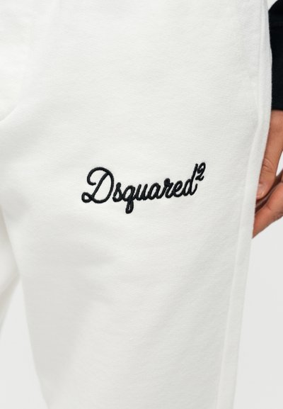 Λευκές φόρμες με μαύρο κεντημένο λογότυπο "Dsquared²" στο πλάι, κατασκευασμένες από μαλακό βαμβακερό υλικό με υφασμένη υφή.