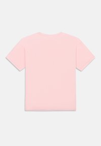 Vaaleanpunainen lyhythihainen t-paita esiteltynä litteänä, takaosa näkyvissä valkoista taustaa vasten.