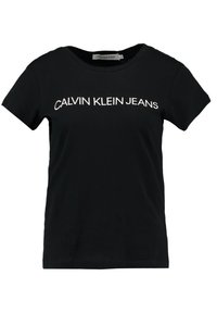 Černé bavlněné tričko s krátkým rukávem a kulatým výstřihem, s bílým logem "CALVIN KLEIN JEANS" přes přední stranu. Jednoduchý design.