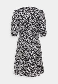 Un vestido negro con un estampado floral blanco, mangas cortas abullonadas, cuello redondo y un dobladillo con volantes. El material parece ligero y texturizado.