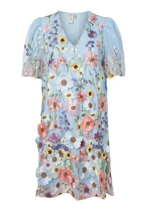 Jasnoniebieska, przezroczysta sukienka z bufkami, pokryta haftowanymi, wielobarwnymi kwiatami i zielonymi łodygami, dekolt w serek i długość powyżej kolan.