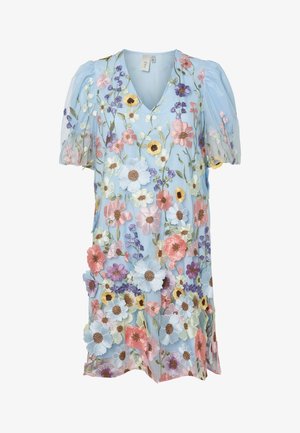 Lichtblauwe doorschijnende jurk met pofmouwen, bedekt met geborduurde meerkleurige bloemen en groene stelen, V-hals en lengte boven de knie.