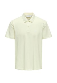 Polo de manga corta amarillo hecho de algod�ón suave. Presenta un cuello clásico, una tapeta de dos botones y un logo bordado en el pecho.