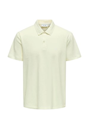 Polo de manga corta amarillo hecho de algodón suave. Presenta un cuello clásico, una tapeta de dos botones y un logo bordado en el pecho.