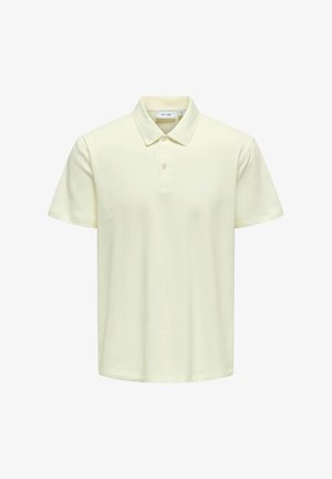 Polo de manga corta amarillo hecho de algodón suave. Presenta un cuello clásico, una tapeta de dos botones y un logo bordado en el pecho.