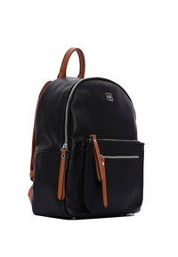 Sac à dos en cuir noir avec une forme courbe, doté de sangles en cuir marron, de fermetures éclair argentées et d'une poche avant avec des accents orange.