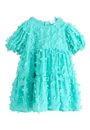 Türkiisist lühikeste varrukatega beebikleidi, millel on 3D lilletikandid, ümar kaelus, kogutud vöökoht ja kihiline volangseelik.