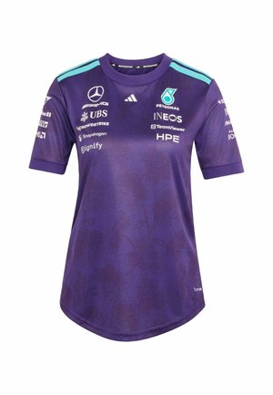 Lila Mercedes AMG Petronas Motorsportshirt mit Sponsorlogos und hellblauen Streifen auf den Schultern, kurzen Ärmeln und rundem Halsausschnitt.