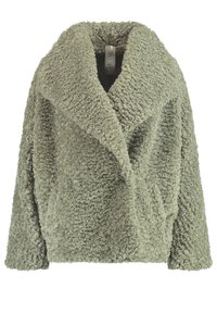 Chaqueta de piel sintética de color verde oliva difusa, con un amplio cuello de chal, cierre de botones de doble botonadura y un ajuste suelto y corto.