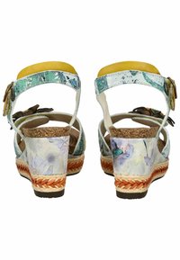 Multikleurige wedge-sandalen met een bloemenpatroon op de bovenkant, een gele enkelband en een gevlochten jute plateau met een kurken zool.