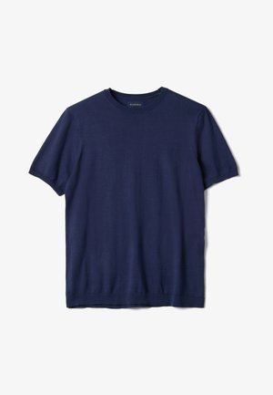 Marineblauw T-shirt met korte mouwen en ronde hals, eenvoudig ontwerp, plat gelegd op een witte achtergrond.