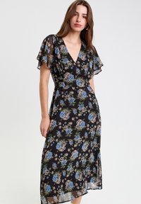 Blomstret midi-kjole i sort stof med blå og rosa roser, en V-udskæring, flagrende ærmer og en tætsiddende talje med en svævende nederdel.