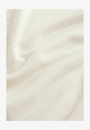 Kreemjas kangas, millel on sile, kerge tekstuur ja kerge sära. Omab peent kudumist, mis loob pehme ja voolava ilme.