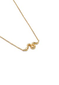 Collar de serpiente dorada en una cadena delicada; presenta un diseño retorcido con una superficie pulida y acentos texturizados.