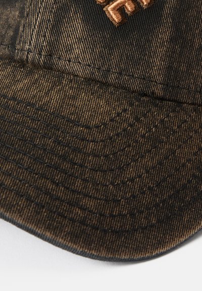Boné de ganga castanho com uma superfície levemente texturizada, aba curvada e costura contrastante. Detalhe bordado na frente.