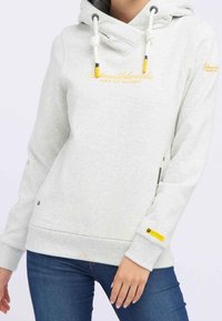 Šedá mikina s kapucí, s žlutými akcenty a šňůrkami. Obsahuje boční zip a potištěné logo na přední straně. Materiál je směs bavlny.