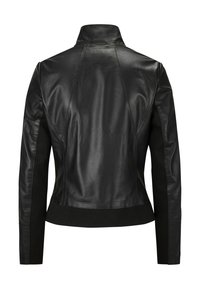Schwarze Lederjacke mit tailliertem Design, hohem Kragen und kontrastierendem, strukturiertem Stoff an Ärmeln und Seiten. Nahtdetails im gesamten Stück.