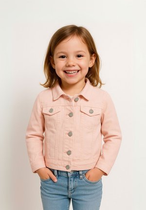 Rosa Jeansjacke mit langen Ärmeln, zwei Brusttaschen und silbernen Knöpfen, an einem Kind getragen, kombiniert mit blauen Jeans.
