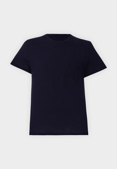 Camiseta de algodón azul marino con cuello redondo, mangas cortas y un pequeño bolsillo en el pecho. Presenta una textura suave y un ajuste relajado.