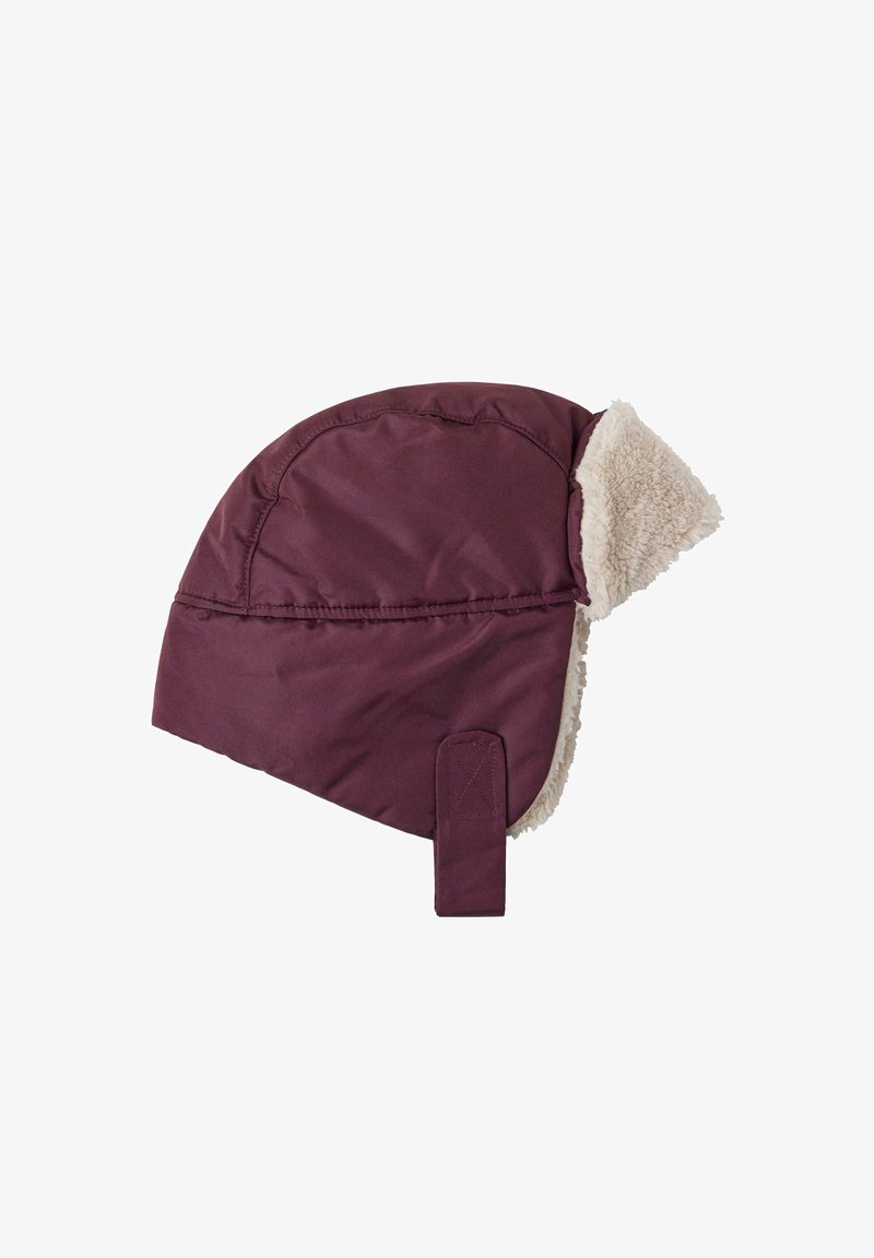 Lilla polstret hat med en blød, cremet faux fur kant, der har en velcro-lukning på siden for justerbar pasform.