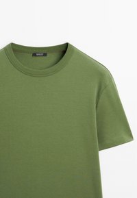 Kort mouw T-shirt in olijfgroen met een ronde hals. Gemaakt van katoenstof, met een uniforme textuur en een minimalistisch ontwerp.