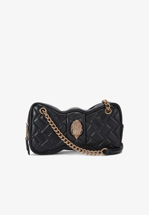Borsa a tracolla in pelle nera con un motivo trapuntato, dotata di una tracolla in catena dorata e un accent decorativo a forma di artiglio dorato sul davanti.
