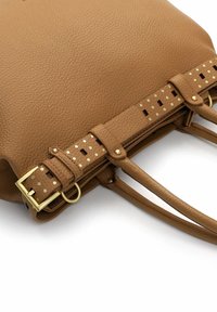 Pruun tekstuuriga nahast käekott reguleeritava rihma, dekoratiivsete kuldsete naelte ja pandlaga kinnitusega. Pehme materjal ja struktureeritud kuju.