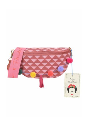 Roze schoudertas met patroon, kleurrijke pompons, een roze bandje, een rits met tassel en een label met een illustratie van Frida Kahlo.