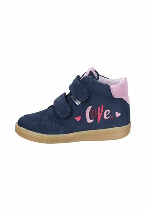 Navyblaue Wildleder-Hochschuhe mit pinken Akzenten und gesticktem "Liebe"-Design, ausgestattet mit zwei Klettverschlüssen und einer beigen Gummisohle.