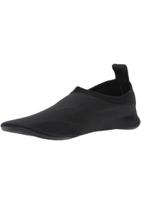 Zwarte slip-on waterschoenen gemaakt van rekbaar materiaal, met een gladde oppervlakte, puntige neus en een trek lipje aan de achterkant voor gemakkelijk aan- en uittrekken.