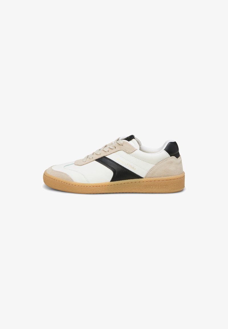 Weißes Ledersneaker mit schwarzen und beigen Wildlederakzenten, Gummisohle, runder Zehenform und traditionellem Schnürdesign. Minimale Markenkennzeichnung sichtbar.