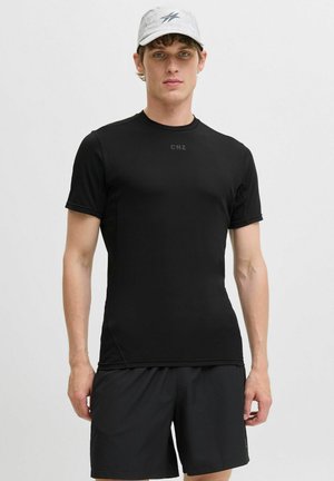 Schwarzes, kurzärmeliges Sportshirt mit Rundhalsausschnitt und taillierter Passform, kombiniert mit schwarzen Shorts. Enthält den Text "CNZ" auf der Brust.