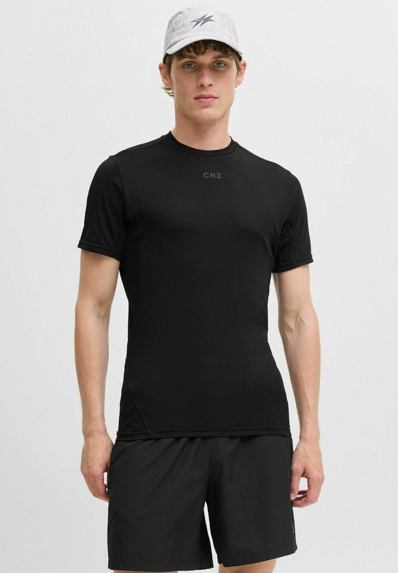 Schwarzes, kurzärmeliges Sportshirt mit Rundhalsausschnitt und taillierter Passform, kombiniert mit schwarzen Shorts. Enthält den Text "CNZ" auf der Brust.